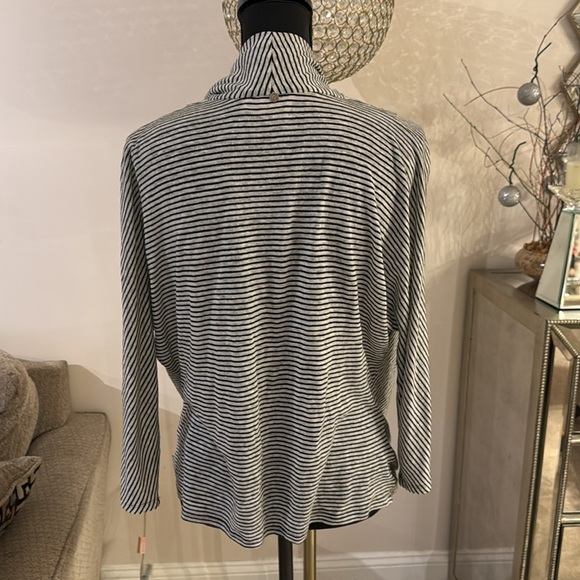Alice+Olivia sweater size medium - Picture 4 of 7